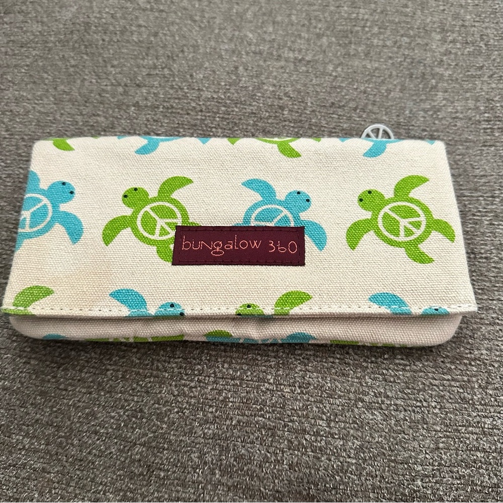 Bungalow 360 Green and Blue Turtle Wristlet - Picture 2 of 9